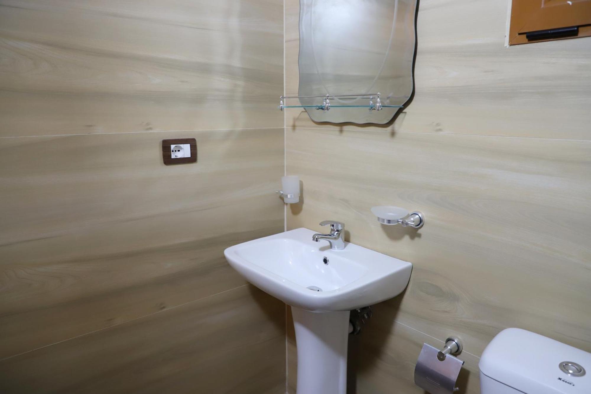 Hostal Bujtina Musta Berat Exterior foto