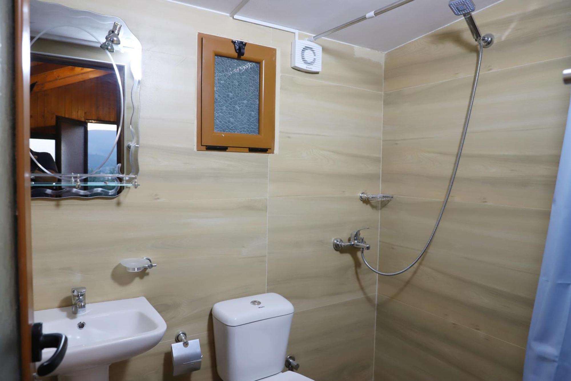 Hostal Bujtina Musta Berat Exterior foto