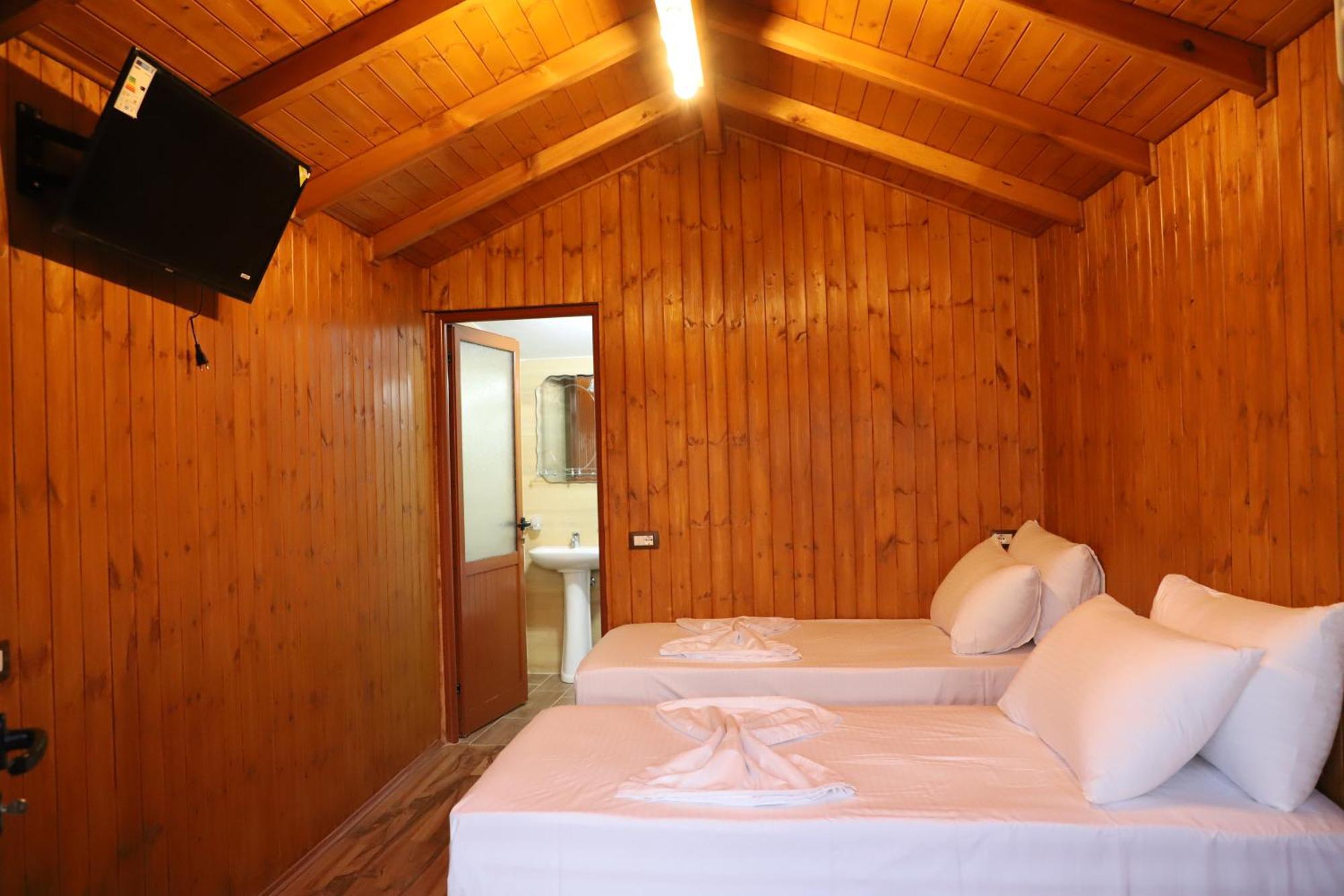 Hostal Bujtina Musta Berat Exterior foto