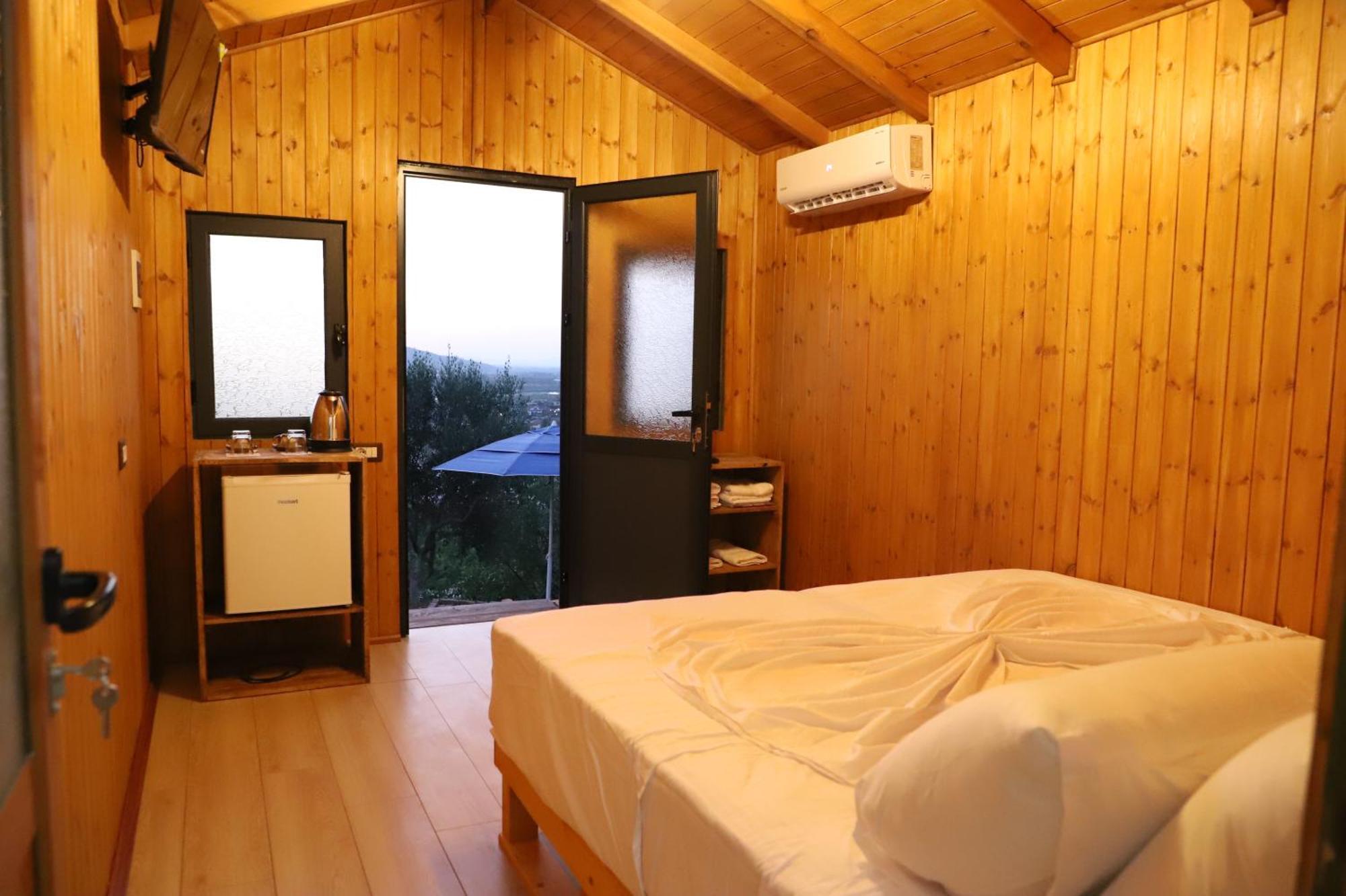 Hostal Bujtina Musta Berat Exterior foto