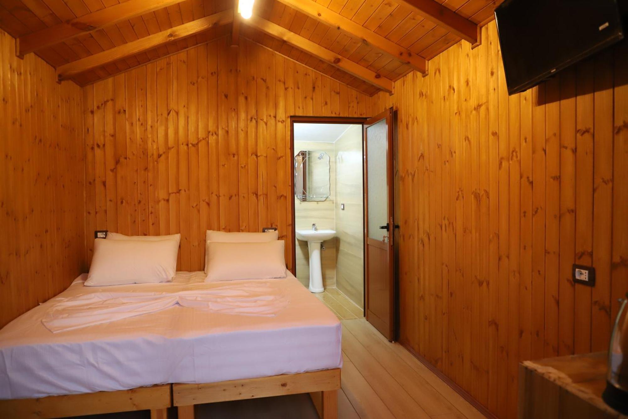 Hostal Bujtina Musta Berat Exterior foto